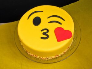 emogi kiss cake