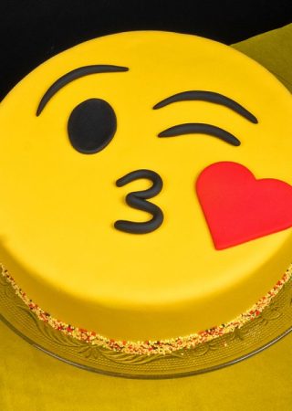 emogi kiss cake